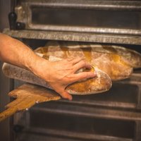 Frisches Schwarzbrot der Rosenbäckerei